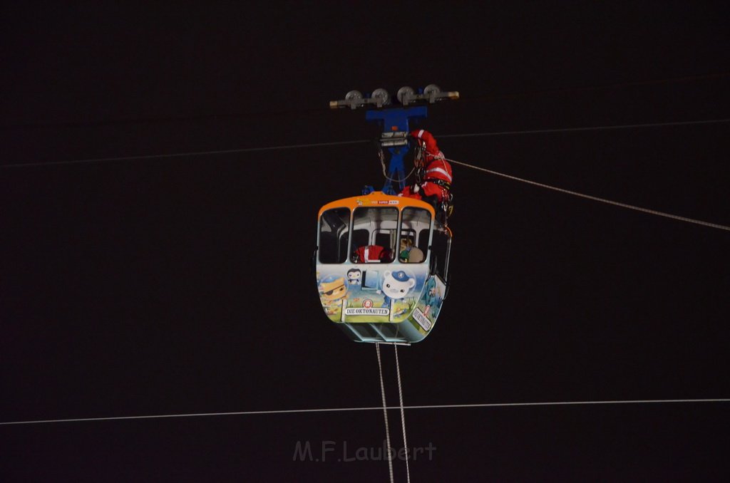 Einsatz BF Hoehenretter Koelner Seilbahn Hoehe Zoobruecke P2481.JPG